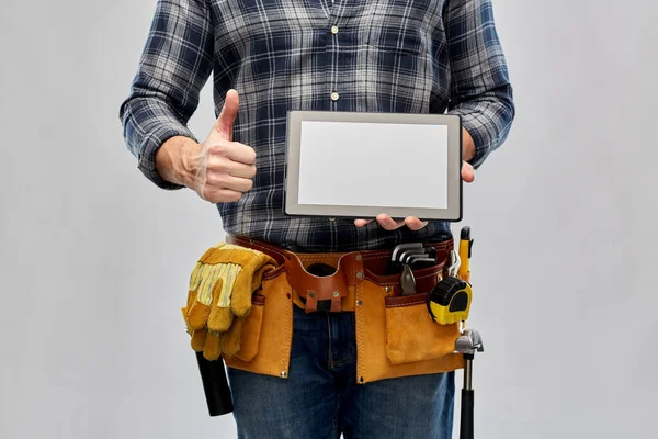 Férfi építész tabletta pc mutatja hüvelykujj fel — Stock Fotó