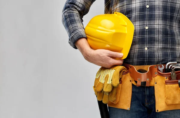 Trabalhador ou construtor com capacete e ferramentas de trabalho — Fotografia de Stock