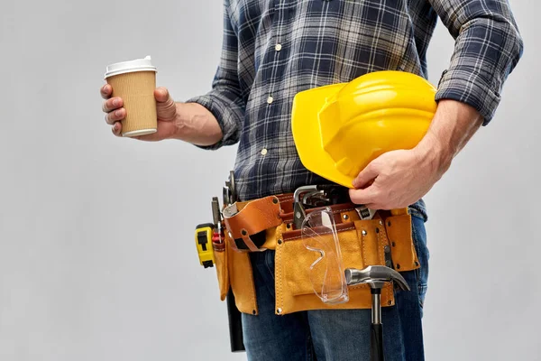 Construtor masculino com café, capacete e ferramentas de trabalho — Fotografia de Stock