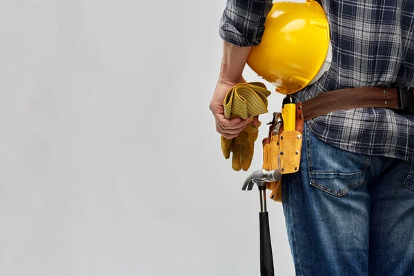 Arbeiter oder Bauarbeiter mit Helm und Arbeitswerkzeug — Stockfoto