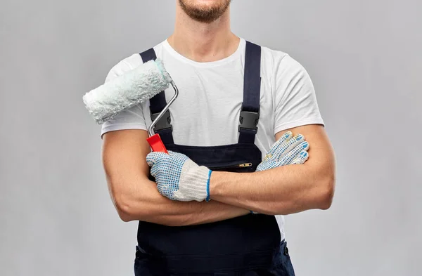 Close up of painter or builder with paint roller — Stock Photo, Image