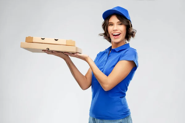 Mujer de entrega con cajas de pizza para llevar — Foto de Stock
