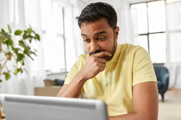 Homem indiano com laptop trabalhando no escritório em casa — Fotografia de Stock