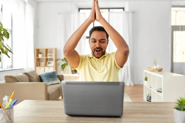 Pria indian dengan laptop bekerja di kantor rumah — Stok Foto