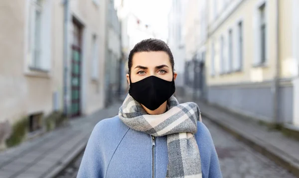 Mulher vestindo máscara reutilizável protetora na cidade — Fotografia de Stock