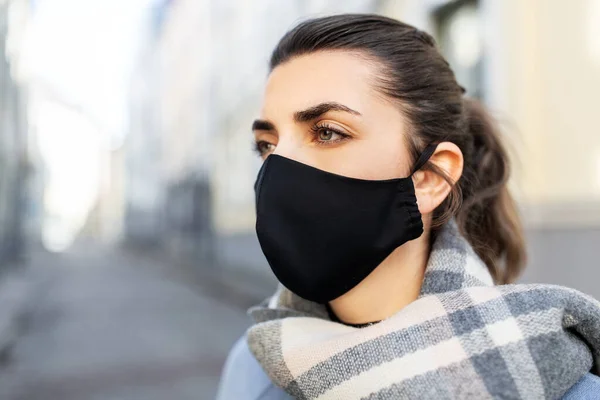Wanita memakai pelindung yang dapat digunakan kembali masker di kota — Stok Foto