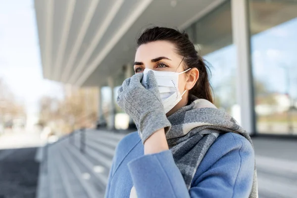 Kvinna bär skyddande medicinsk mask i staden — Stockfoto