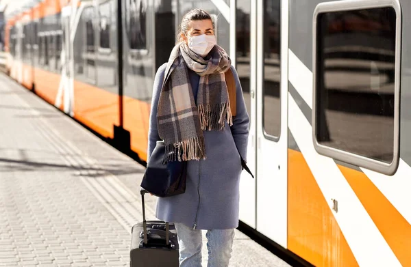 Védőmaszkos nő a vasútállomáson — Stock Fotó