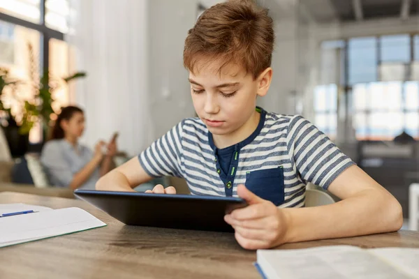 Student chłopiec z tabletu uczenia się komputerowego w domu — Zdjęcie stockowe