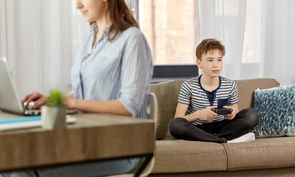 Pojke med gamepad spela TV-spel hemma — Stockfoto