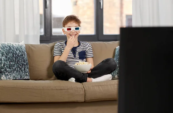 Niño en gafas de cine 3d y viendo la televisión en casa — Foto de Stock