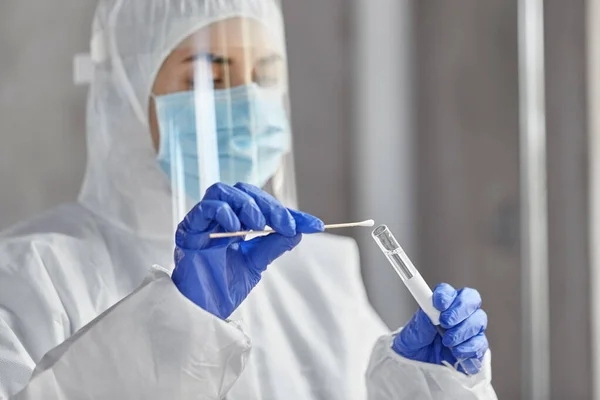 Cientista segurando copo com teste de coronavírus — Fotografia de Stock