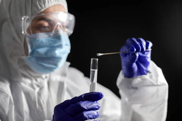 Científico sosteniendo vaso de precipitados con prueba de coronavirus — Foto de Stock