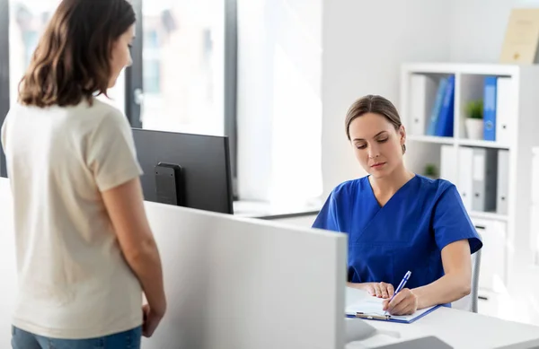 Hastanedeki hasta ve panosu olan doktor. — Stok fotoğraf