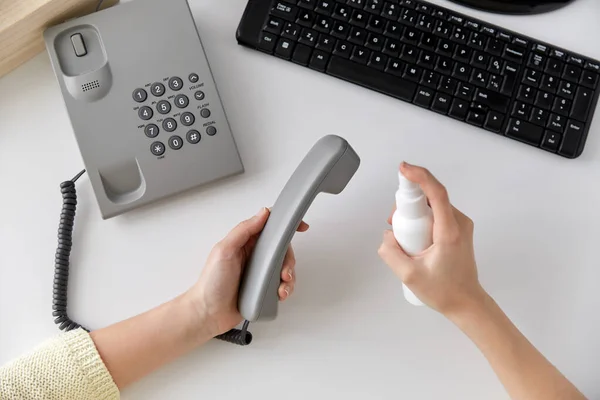 Primer plano del teléfono de limpieza de la mujer con desinfectante — Foto de Stock