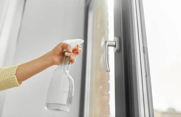 Mãos limpeza alça da janela com detergente — Fotografia de Stock