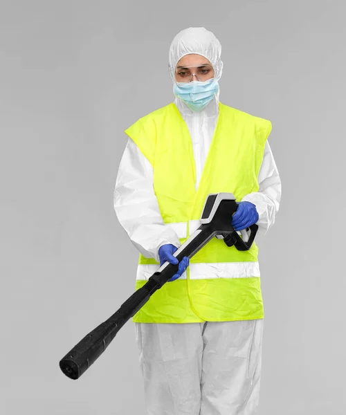 Pracownik sanitarny w firmie hazmat z myjką ciśnieniową — Zdjęcie stockowe