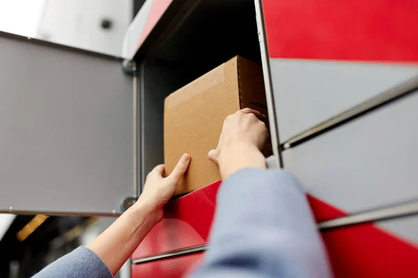 Femme mettant la boîte à machine de colis automatisée — Photo