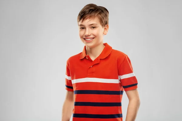 Porträtt av glad leende pojke i röd polo t-shirt — Stockfoto