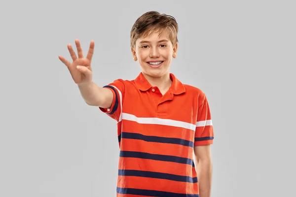 Retrato de niño feliz sonriente mostrando cuatro dedos —  Fotos de Stock