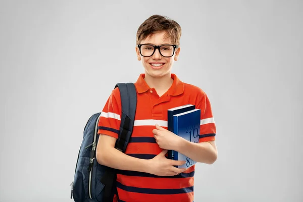 Χαμογελαστός μαθητής με σακίδιο και βιβλία — Φωτογραφία Αρχείου