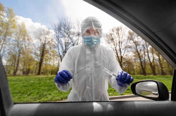 Gezondheidswerker maakt coronavirustest in de auto — Stockfoto