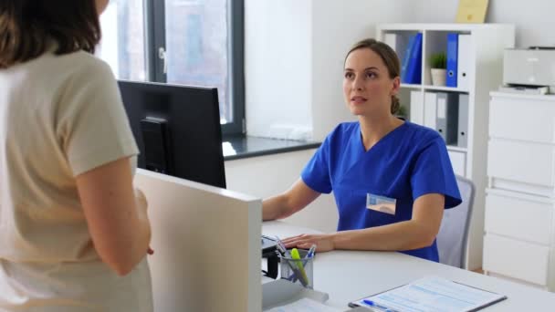 Médico con computadora y paciente en el hospital — Vídeos de Stock