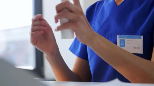 Médico ou enfermeiro usando higienizador de mãos no hospital — Vídeo de Stock