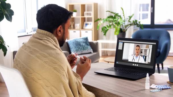 Termômetro homem doente ter chamada de vídeo no laptop — Vídeo de Stock