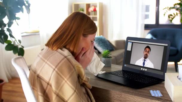 Femme malade ayant un appel vidéo avec le médecin à la maison — Video