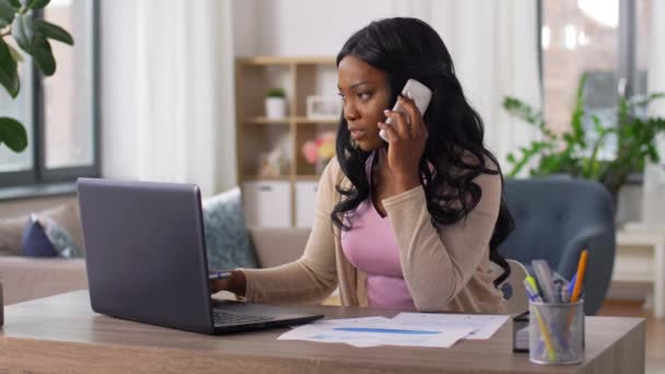 Femme avec ordinateur portable appelant au téléphone au bureau à domicile — Video