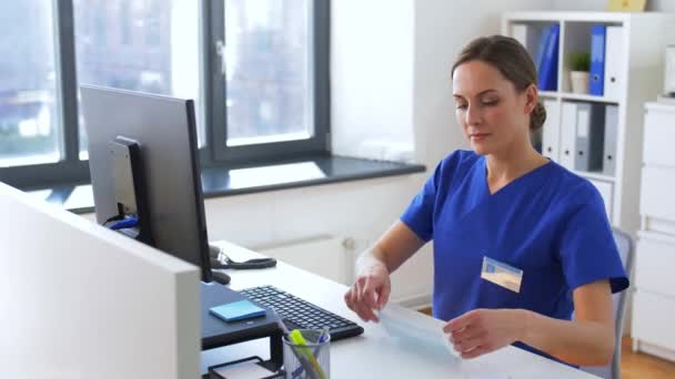 Medico o infermiere in maschera con computer in ospedale — Video Stock