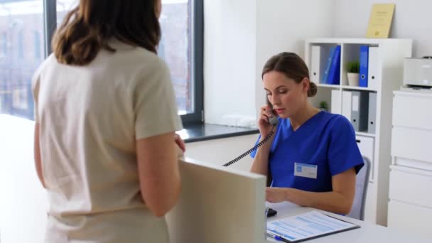 Lekarz lub pielęgniarka rozmawiający z pacjentem w szpitalu — Wideo stockowe