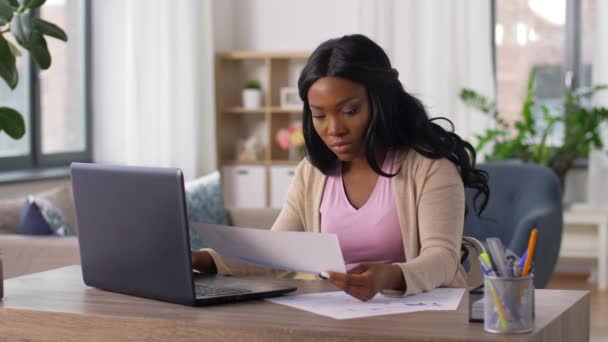 Femme stressée avec des papiers travaillant au bureau à domicile — Video