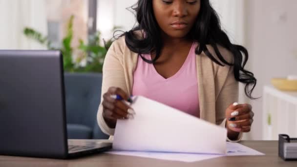 Žena s notebookem a papíry pracuje v domácí kanceláři — Stock video