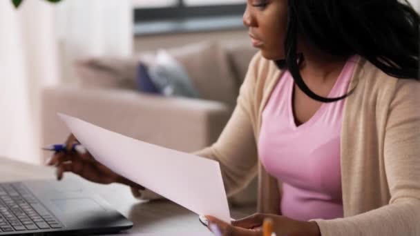 Femme stressée avec des papiers travaillant au bureau à domicile — Video