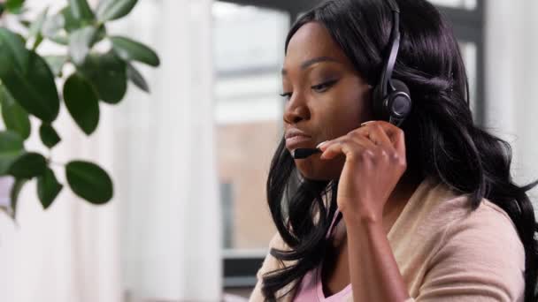 Mujer con auriculares y laptop trabajando en casa — Vídeos de Stock