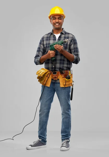 Feliz constructor indio en casco con taladro eléctrico — Foto de Stock