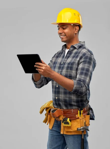 Constructor indio feliz en casco con la tableta de la PC — Foto de Stock