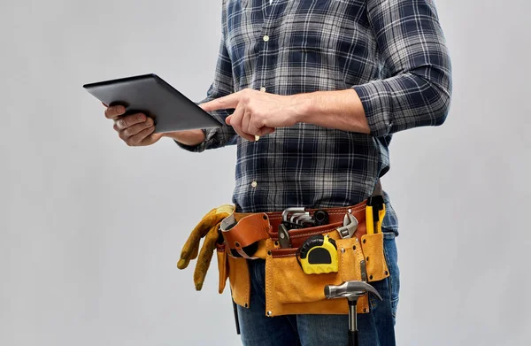 Männlicher Bauarbeiter mit Tablet-PC und Arbeitsgeräten — Stockfoto