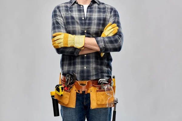 Constructor con herramientas de trabajo, gafas y guantes en — Foto de Stock