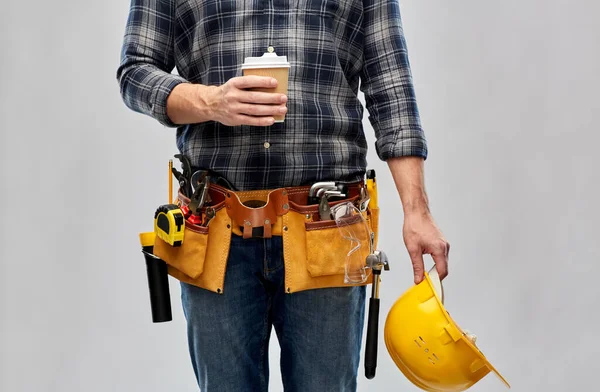 Constructor masculino con café, casco y herramientas de trabajo —  Fotos de Stock