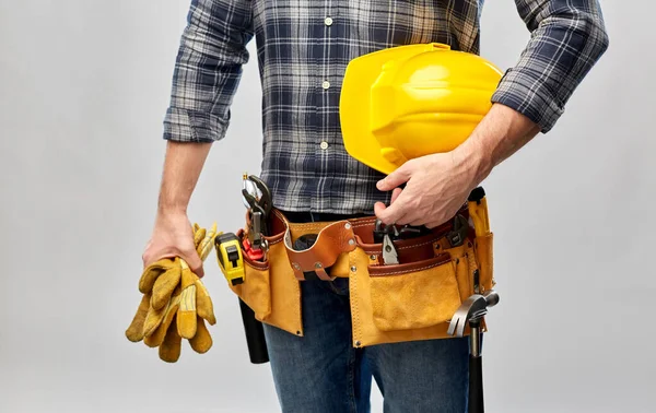 Trabalhador ou construtor com capacete e ferramentas de trabalho — Fotografia de Stock