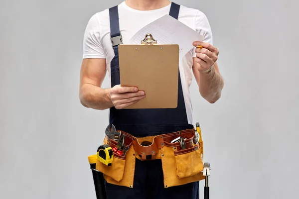 Construtor com prancheta, lápis e ferramentas de trabalho — Fotografia de Stock