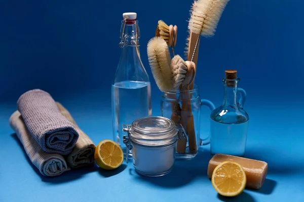 Limones, jabón, refrescos, vinagre y cepillos —  Fotos de Stock