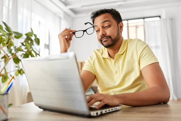 Homem estressado com laptop trabalhando no escritório em casa — Fotografia de Stock