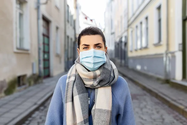 Femme portant un masque médical de protection en ville — Photo