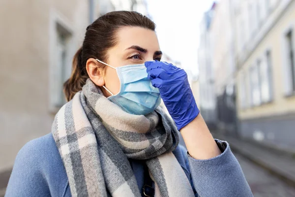 Woman wearing protective medical mask in city — Stock Photo, Image