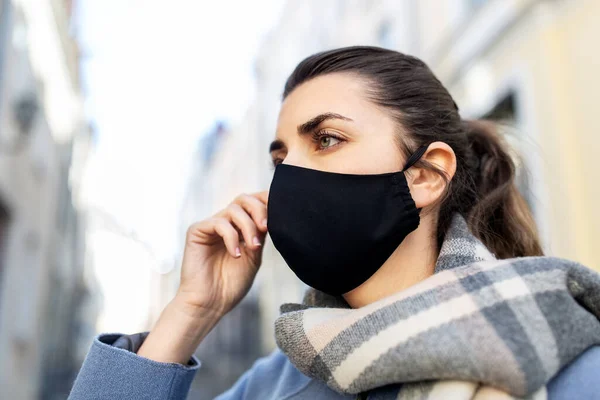 Mujer con máscara protectora reutilizable en la ciudad — Foto de Stock