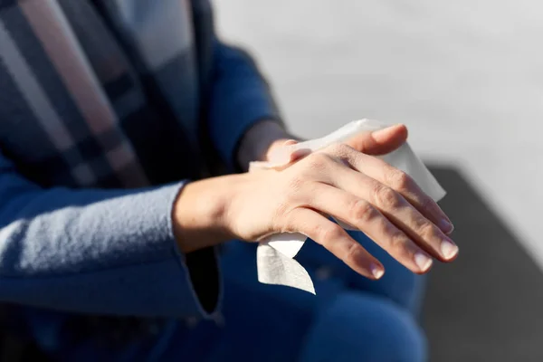 Primo piano della donna che pulisce le mani con la salvietta umida — Foto Stock